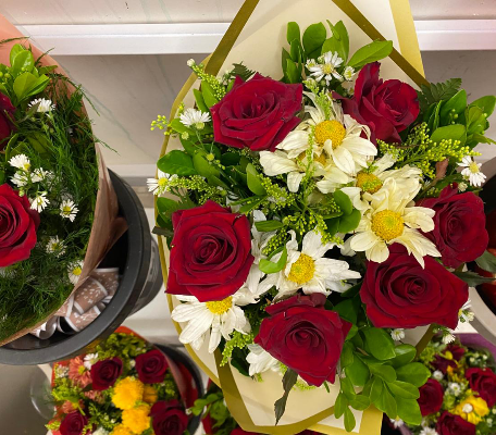 Florista trabalhando